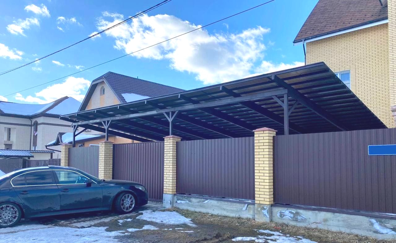 Односкатный автонавес из поликарбоната в стиле хай-тек для автомобиля