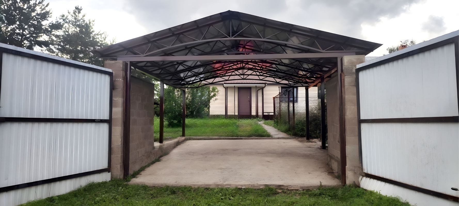 Односкатный автонавес из поликарбоната в стиле хай-тек для автомобиля