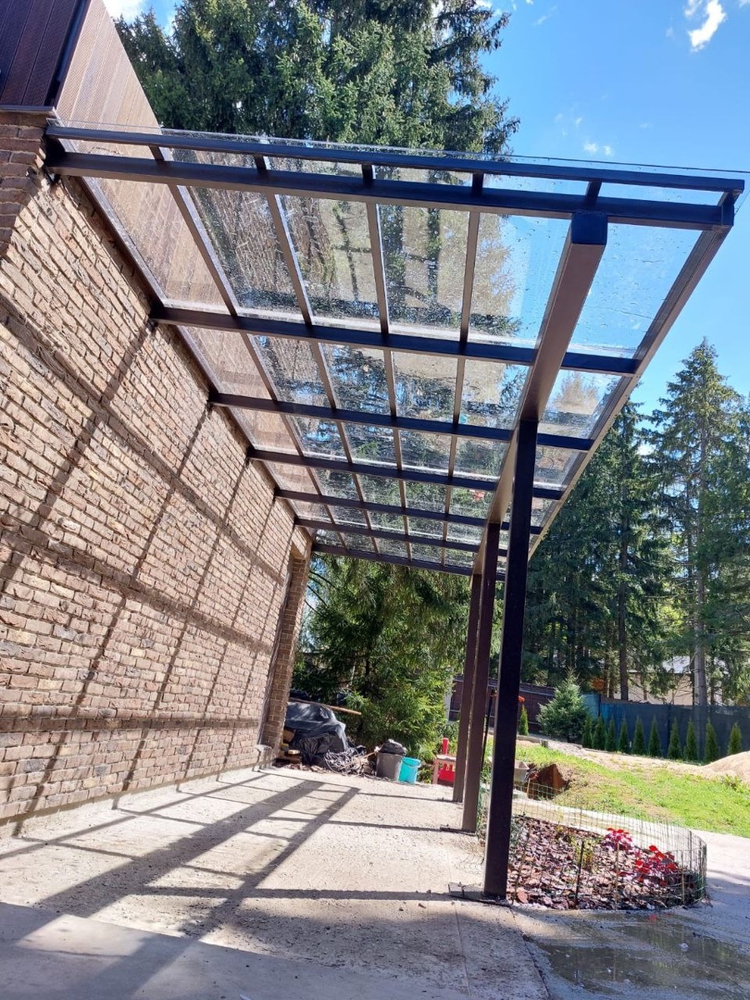 Односкатный автонавес из поликарбоната в стиле хай-тек для автомобиля